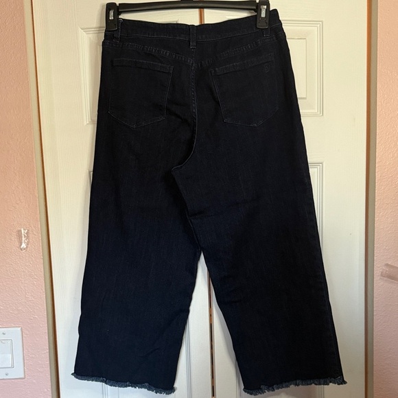 Susan Graver Dark Wash Denim Cropped Jeans size 12P - Picture 3 of 8